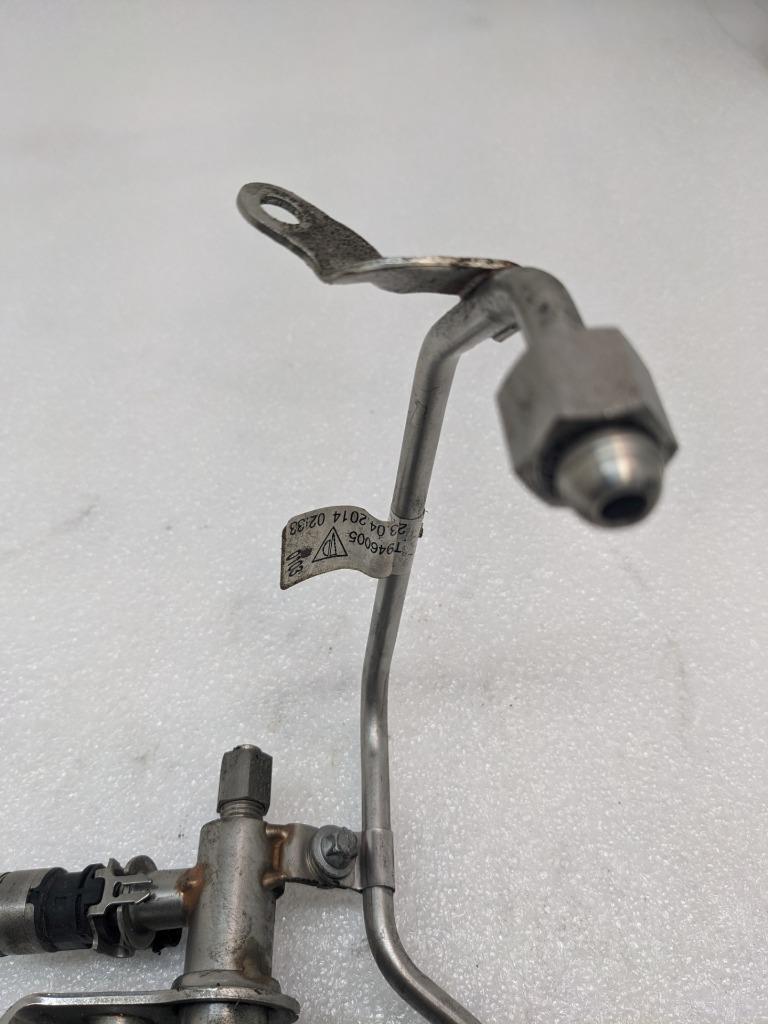 2014-18 PORSCHE MACAN PANAMERA RIGHT FUEL RAIL W/INJECTORS 94611011700 USED R23