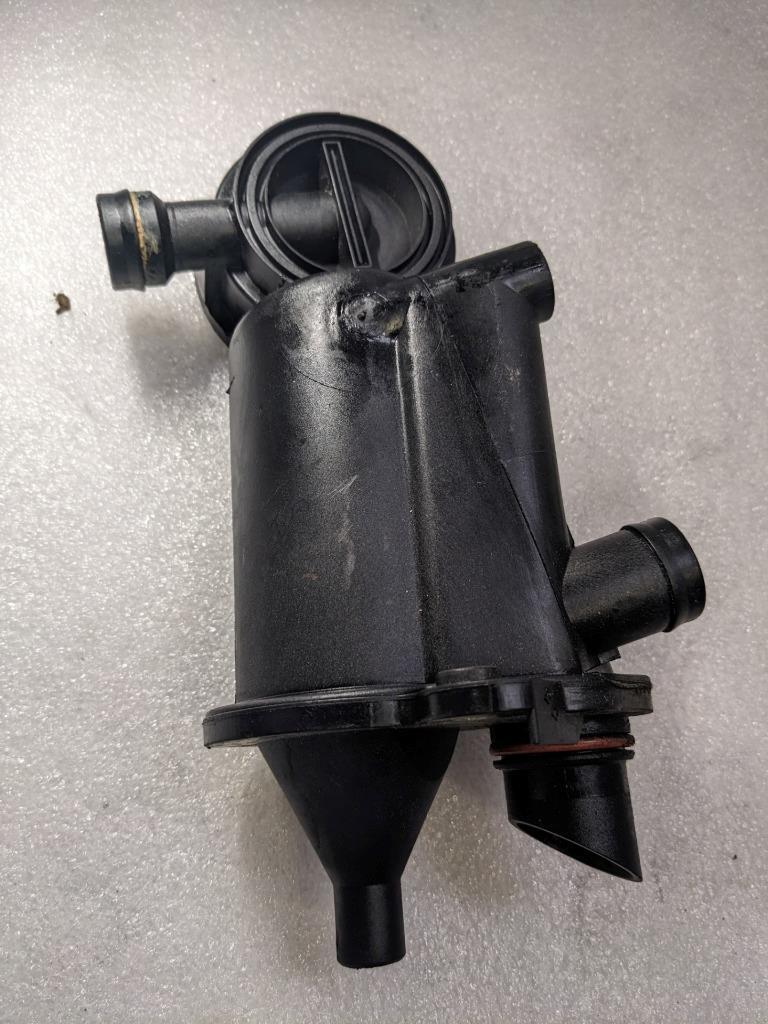 PORSCHE CAYMAN BOXSTER ENGINE MOTOR OIL SEPERATOR 99610702601 USED 996B.GL