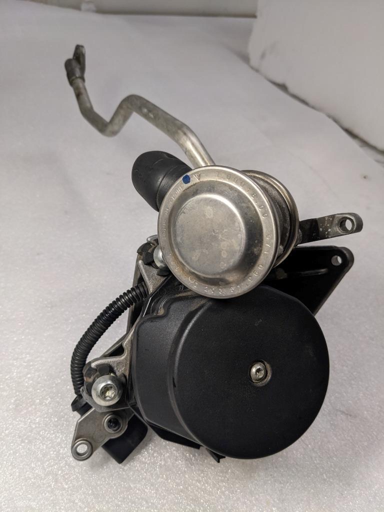 PORSCHE BOXSTER CAYMAN ENGINE AIR INJECTION PUMP/BRACKET 9971131371R USED 996B.G