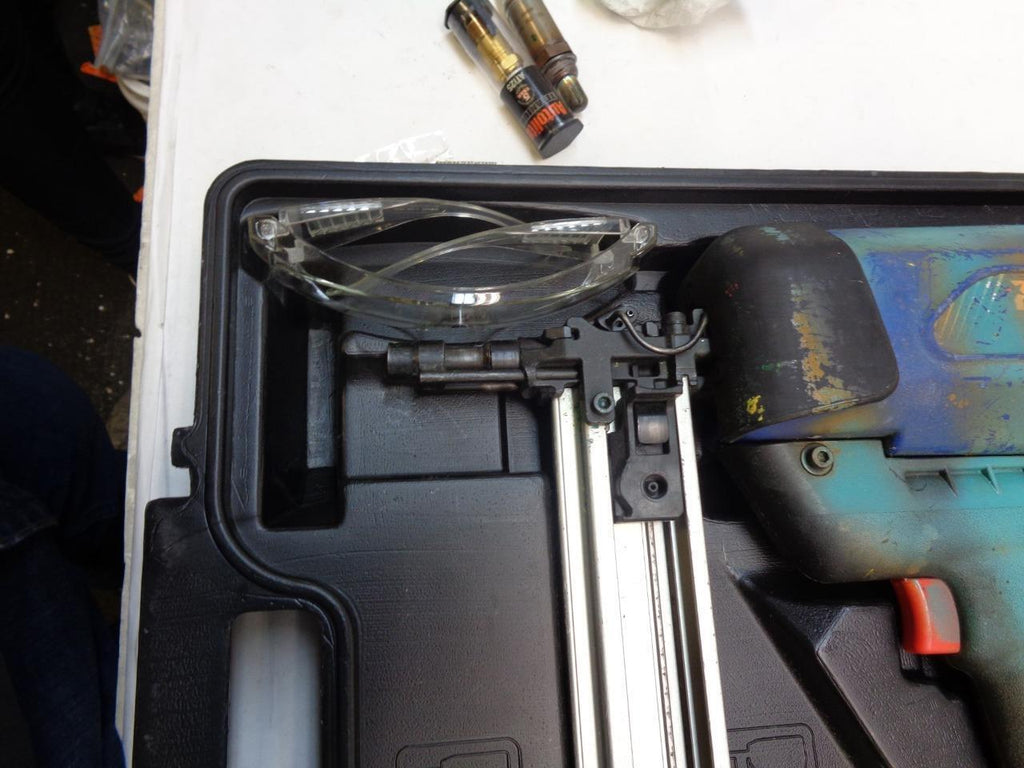 USED BLUE POWERS TRAK IT GAS NAILER 55011 C3 WITH EYE WEAR BSR35