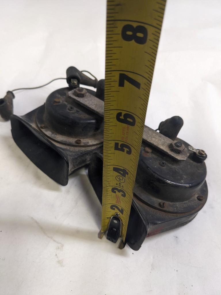 PORSCHE 84-91 944 LOW PITCH TONE ELECTRIC HORN SIREN MIXO TR129 PAIR USED R21