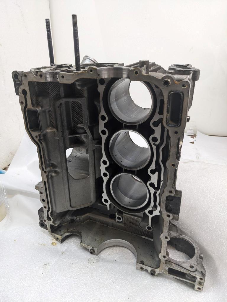 PORSCHE 911/996 RIGHT SIDE ENGINE BLOCK 9961011690R USED B2