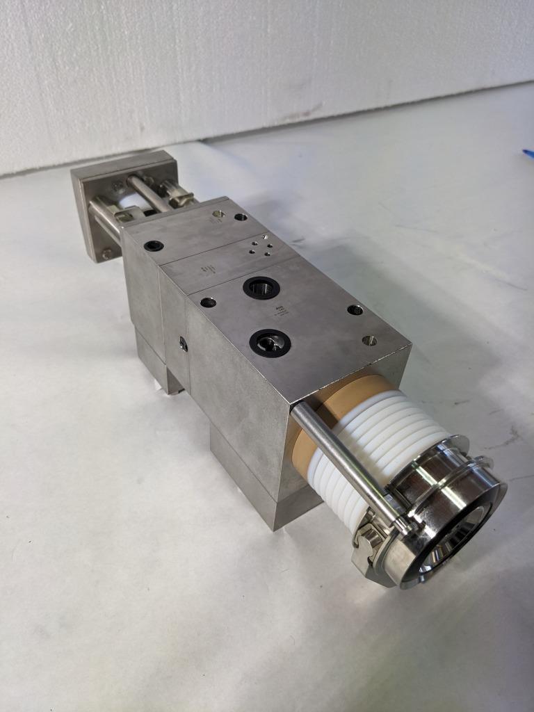 KHS PNEUMATIC CYLINDER 65175533S001 W/ APACHE 3800 CASE 8.39 X 5.6 X 3.25" R35