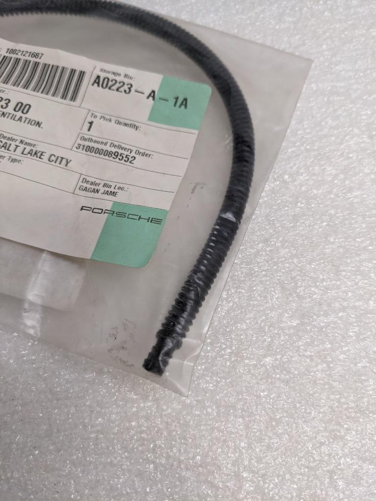 PORSCHE 97061102300 BATTERY VENT HOSE FOR 10-16 PANAMERA 4S NEW PGB2TB