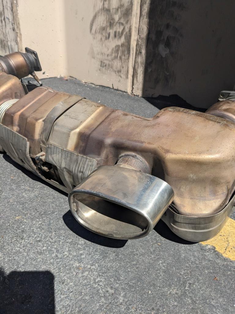 PORSCHE 99611102773 MUFFLER EXHAUST ASSEMBLY FOR 01-05 PORSCHE 911 996 USED B2