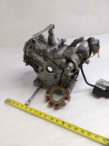 INCOMPLETE BRIGGS AND STRATTON 593663 SMALL ENGINE CYLINDER CASE & PARTS NEW R32