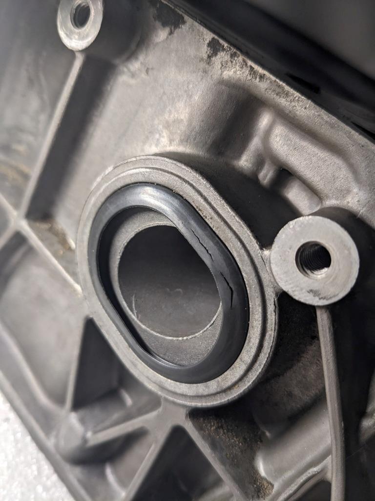 PORSCHE MACAN OIL-CONDUCTING HOUSING 94610705131 USED/GENUINE R25