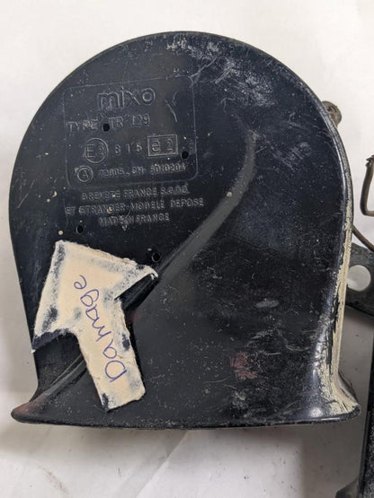 PORSCHE 84-91 944 LOW PITCH TONE ELECTRIC HORN SIREN MIXO TR129 PAIR USED R21