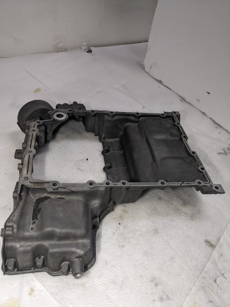 PORSCHE MACAN OIL-CONDUCTING HOUSING 94610705131 USED/GENUINE R25
