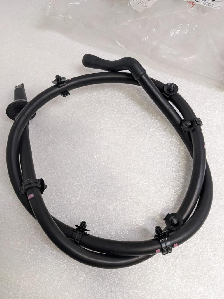 PORSCHE 95856220400 REAR RH WATER DRAIN HOSE FOR 11-15 CAYENNE NEW PGB2