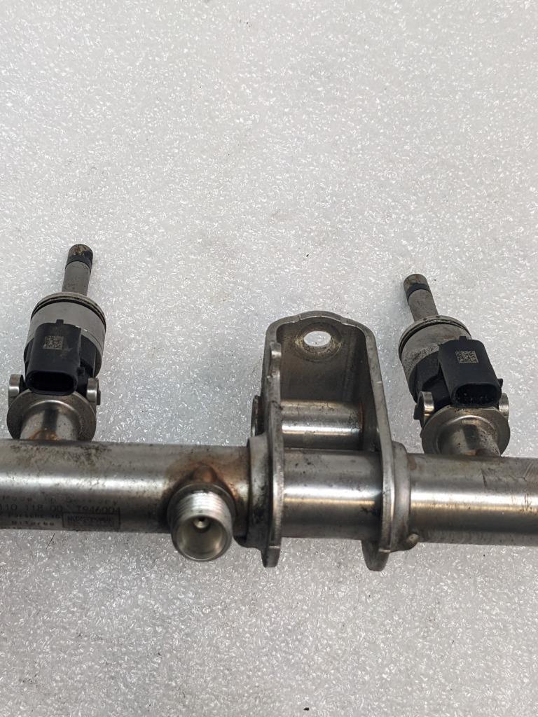 2014-18 PORSCHE MACAN PANAMERA LEFT FUEL RAIL W/INJECTORS 94611011800 USED R23