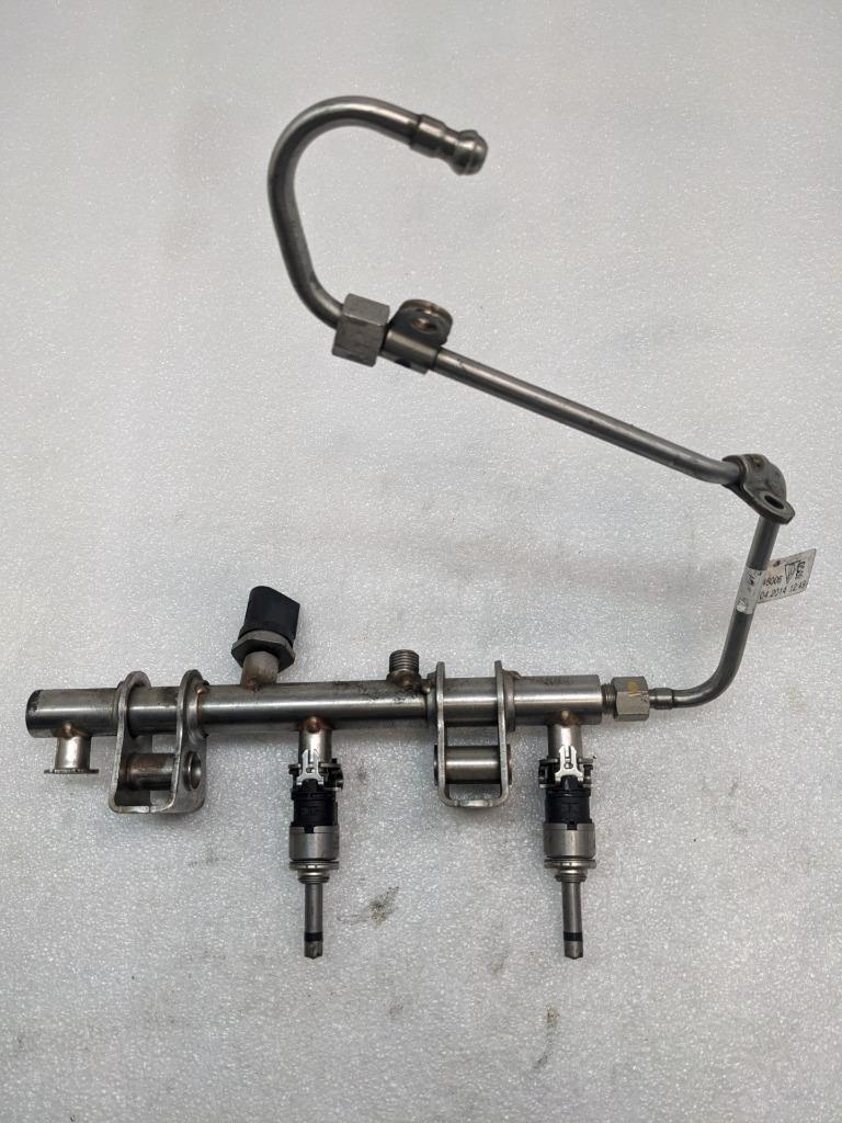 2014-18 PORSCHE MACAN PANAMERA LEFT FUEL RAIL W/INJECTORS 94611011800 USED R23