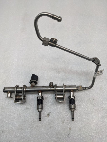 2014-18 PORSCHE MACAN PANAMERA LEFT FUEL RAIL W/INJECTORS 94611011800 USED R23