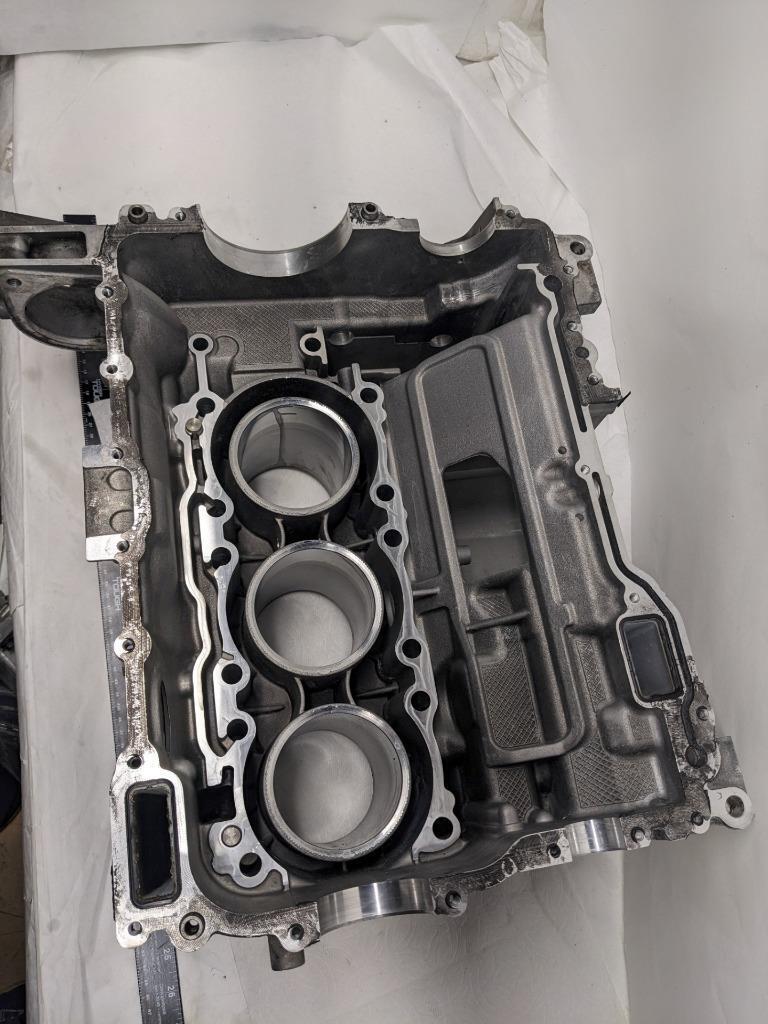 PORSCHE RIGHT/LEFT BARE ENGINE CASE FOR 97-04 BOXSTER 2.7L USED 996BGL2