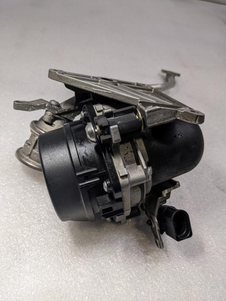 PORSCHE BOXSTER CAYMAN ENGINE AIR INJECTION PUMP/BRACKET 9971131371R USED 996B.G