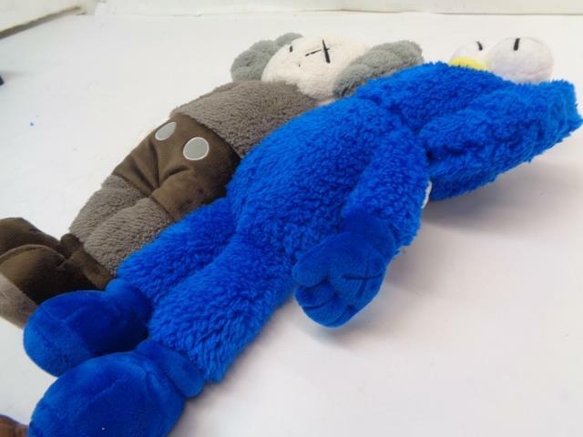 1 NEW KAWS SEEING/WATCHING PLUSH GREY/BLUE #6895 MISSING BOX SR