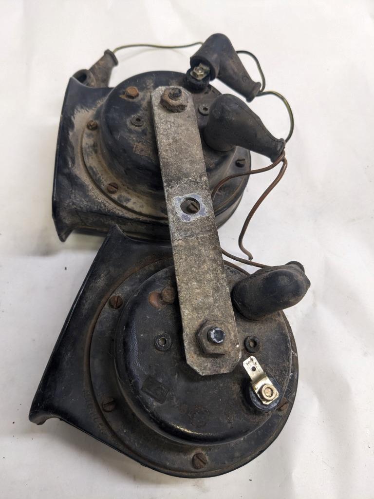 PORSCHE 84-91 944 LOW PITCH TONE ELECTRIC HORN SIREN MIXO TR129 PAIR USED R21