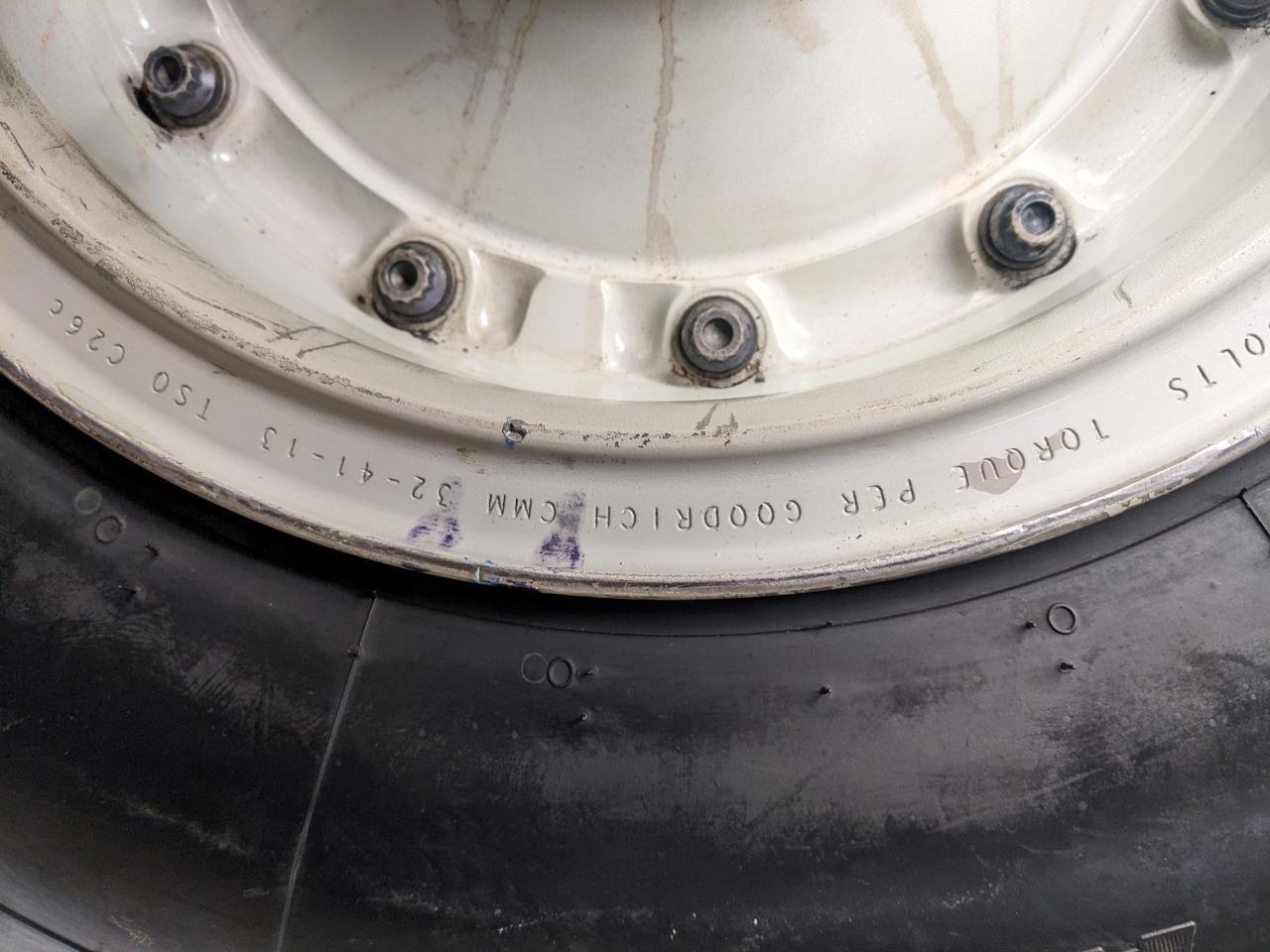 GOODRICH INBOARD WHEEL AND MICHELIN TIRE  30X8.8-15 HUB BORE 77MM 3-1531-3 B2