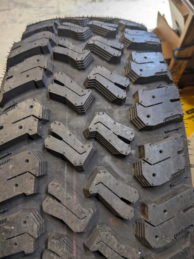 ROUGH COUNTRY MUD TERRAIN LT 285 65 18 125/122R LRE 10PLY TIRE 98010128 CQ2