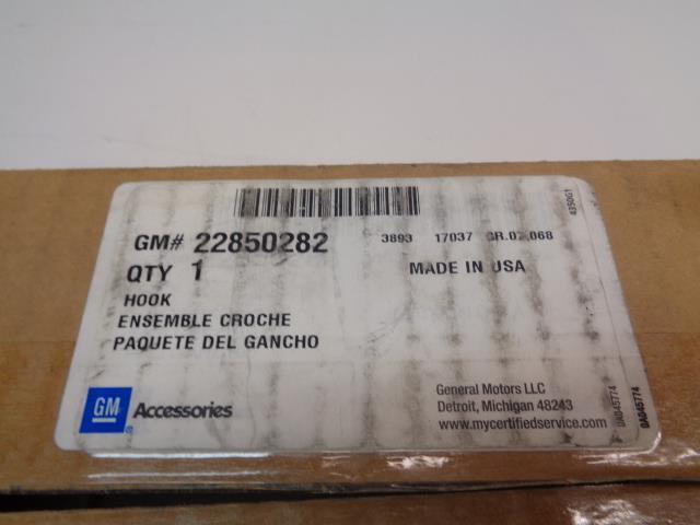 1 PAIR GENUINE GM HEAVY DUTY TOW HOOKS FOR SILVERADO SIERRA 22850282 R18T1