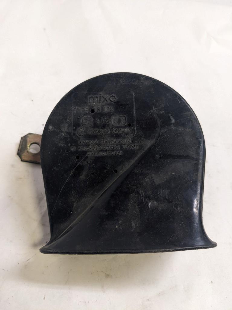 PORSCHE 84-91 944 LOW PITCH TONE ELECTRIC HORN SIREN MIXO TR129 #5 USED R21T2