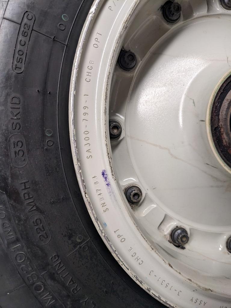 GOODRICH INBOARD WHEEL AND MICHELIN TIRE  30X8.8-15 HUB BORE 77MM 3-1531-3 B2