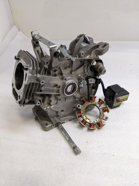 INCOMPLETE BRIGGS AND STRATTON 593663 SMALL ENGINE CYLINDER CASE & PARTS NEW R32