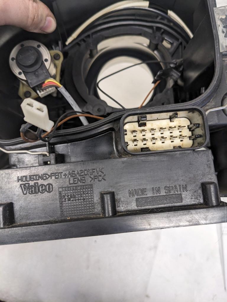 PORSCHE 98307740 VALEO FRONT RIGHT HEADLIGHT HOUSING FOR 03-06 CAYENNE USED R24