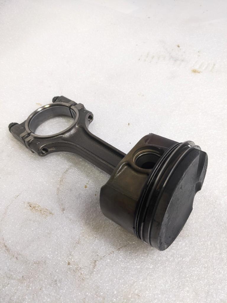 PORSCHE 996/911 CONNECTING PISTON RODS 9961031028R #2 USED 996BGL2T2