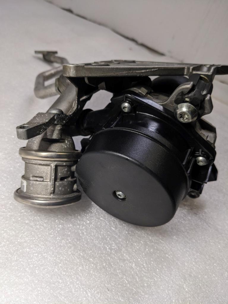 PORSCHE BOXSTER CAYMAN ENGINE AIR INJECTION PUMP/BRACKET 9971131371R USED 996B.G