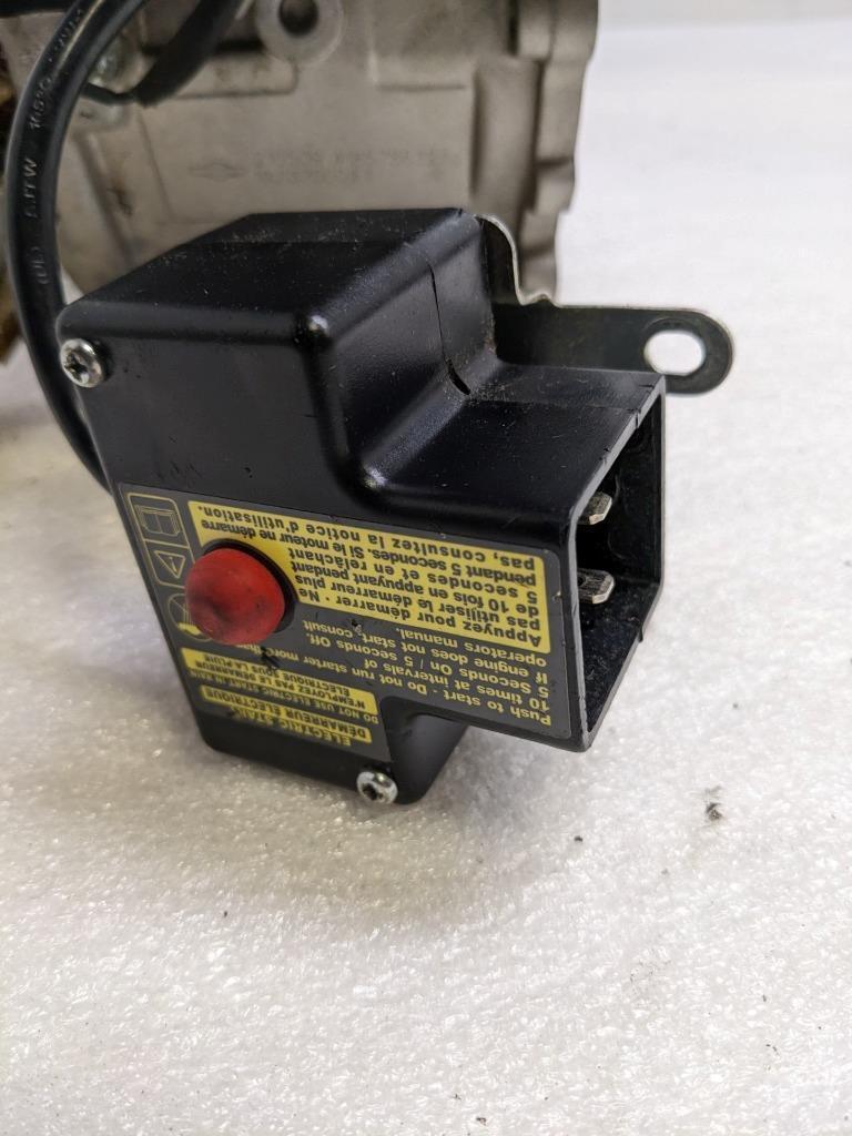 INCOMPLETE BRIGGS AND STRATTON 593663 SMALL ENGINE CYLINDER CASE & PARTS NEW R32