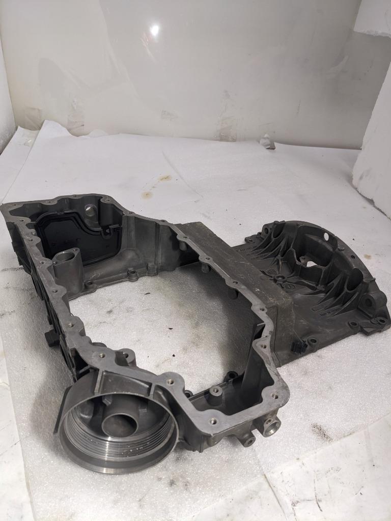 PORSCHE MACAN OIL-CONDUCTING HOUSING 94610705131 USED/GENUINE R25