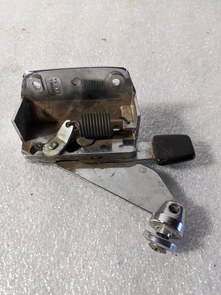 VOLVO 680428 RIGHT REAR WINDOW HANDLE HINGE CHROME FOR 75-93 VOLVO 140 NEW R24T4