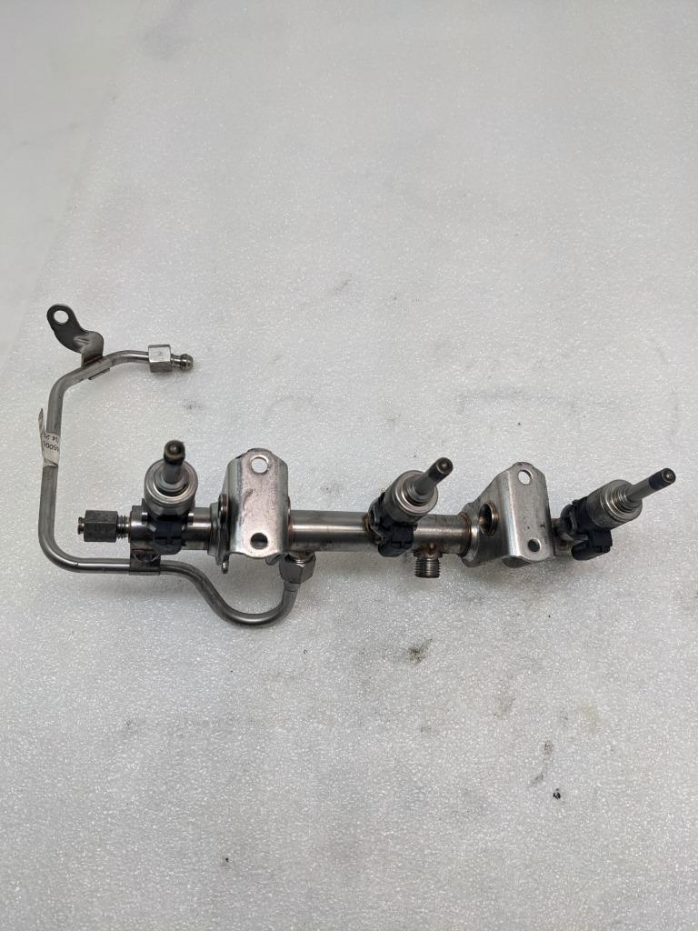 2014-18 PORSCHE MACAN PANAMERA RIGHT FUEL RAIL W/INJECTORS 94611011700 USED R23