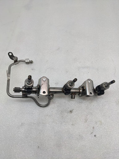 2014-18 PORSCHE MACAN PANAMERA RIGHT FUEL RAIL W/INJECTORS 94611011700 USED R23