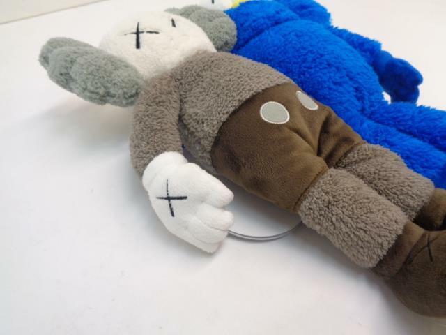 1 NEW KAWS SEEING/WATCHING PLUSH GREY/BLUE #6895 MISSING BOX SR
