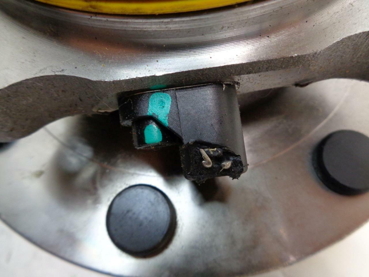 NEW MOOG 515020 WHEEL BEARING & HUB ASSEMBLY w/o WIRING (DAMAGED) R9