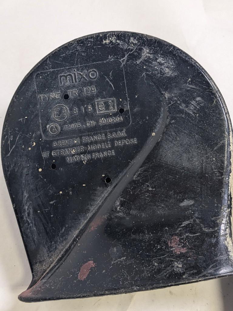 PORSCHE 84-91 944 LOW PITCH TONE ELECTRIC HORN SIREN MIXO TR129 PAIR USED R21