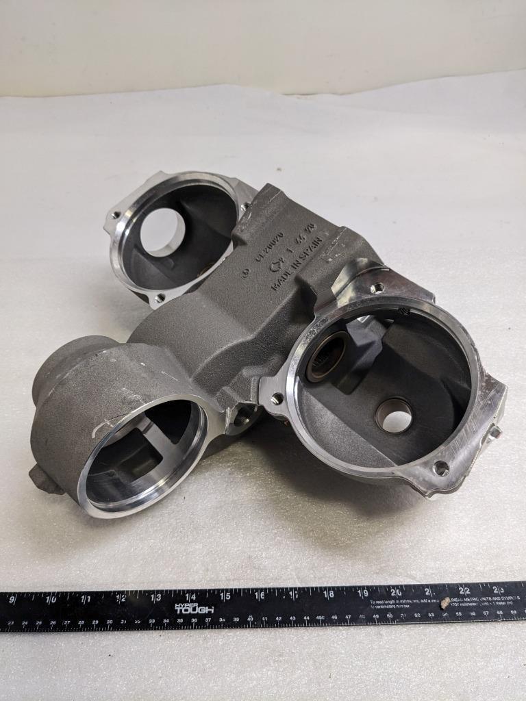 JOHN DEERE CE20020 ROW UNIT GEAR CASE HOUSING NEW I2