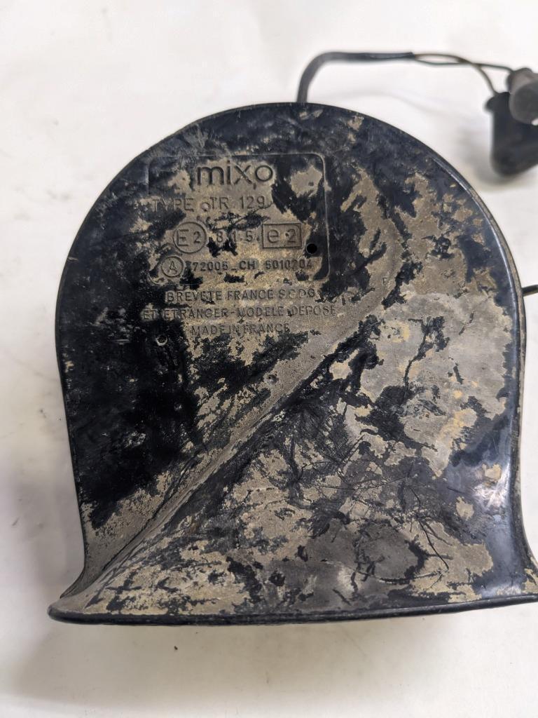 PORSCHE 84-91 944 LOW PITCH TONE ELECTRIC HORN SIREN MIXO TR129 #6 USED R21T2