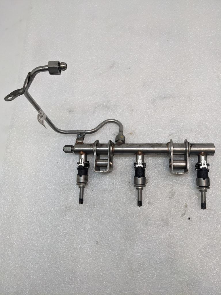 2014-18 PORSCHE MACAN PANAMERA RIGHT FUEL RAIL W/INJECTORS 94611011700 USED R23