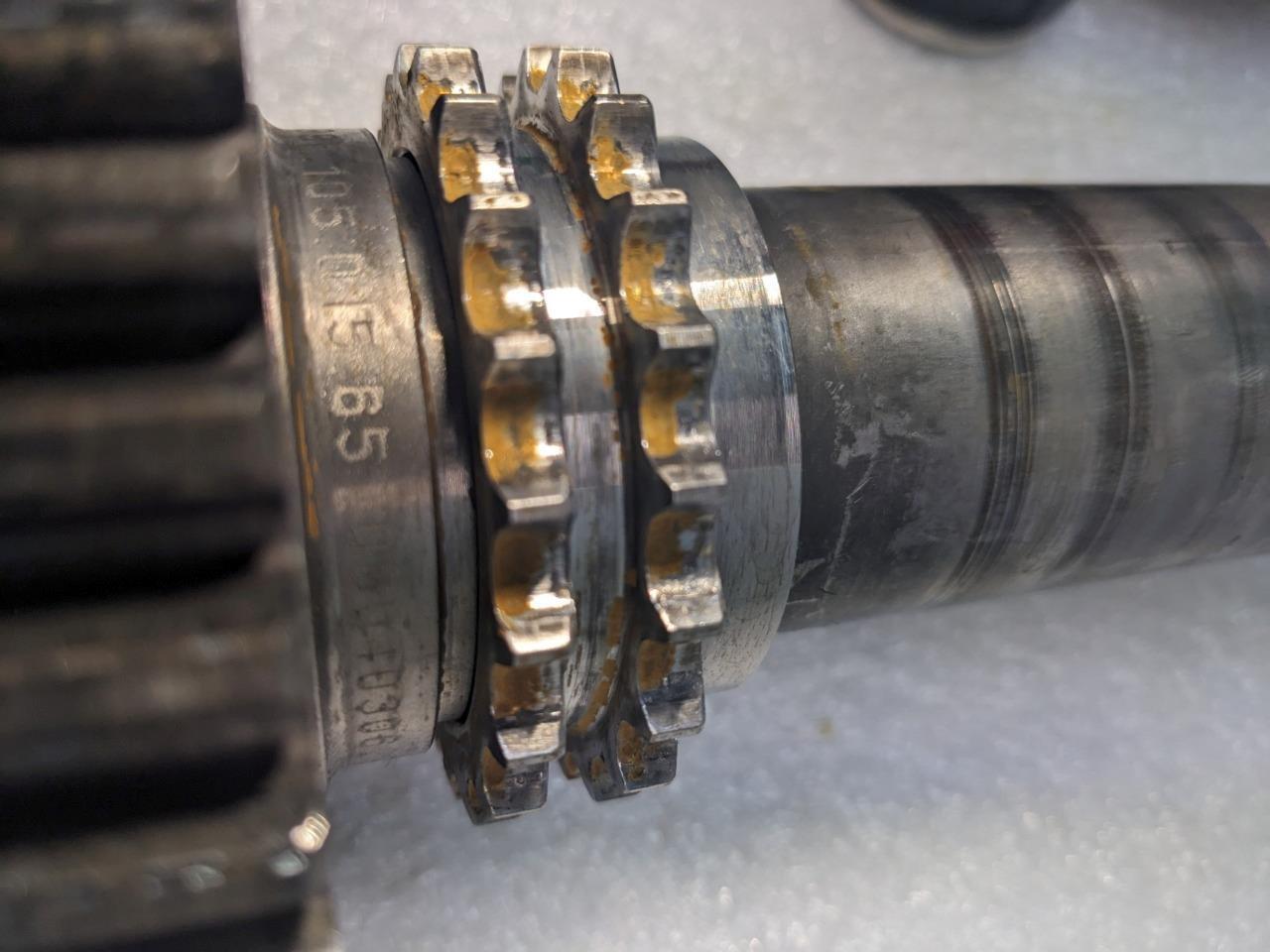 PORSCHE 911 996 INTERMEDIATE CAMSHAFT 99610501565 GENUINE USED 996GL2T1