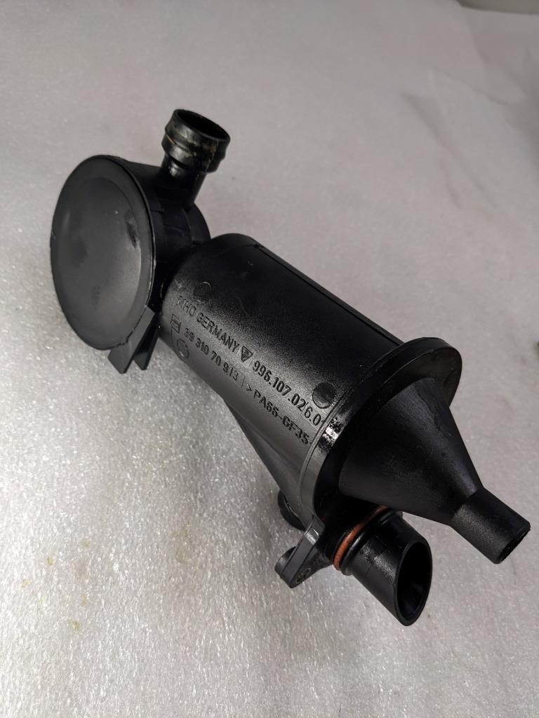 PORSCHE CAYMAN BOXSTER ENGINE MOTOR OIL SEPERATOR 99610702601 USED 996B.GL