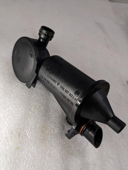 PORSCHE CAYMAN BOXSTER ENGINE MOTOR OIL SEPERATOR 99610702601 USED 996B.GL
