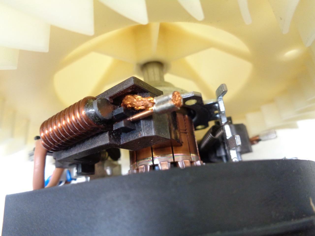 NEW GENUINE ACM  64 11 8 385 558 FRONT AC BLOWER MOTOR 2000-06 BMW (VARIOUS) R2