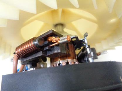 NEW GENUINE ACM  64 11 8 385 558 FRONT AC BLOWER MOTOR 2000-06 BMW (VARIOUS) R2