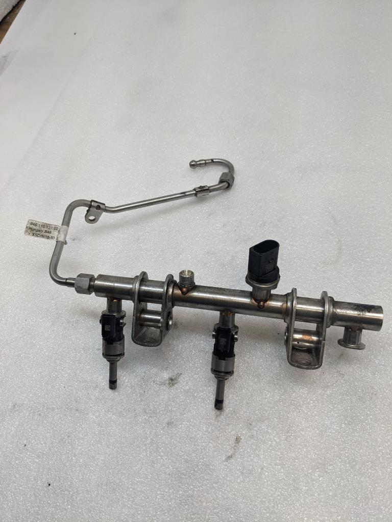 2014-18 PORSCHE MACAN PANAMERA LEFT FUEL RAIL W/INJECTORS 94611011800 USED R23