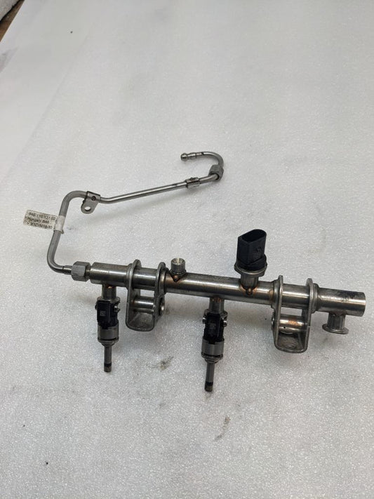 2014-18 PORSCHE MACAN PANAMERA LEFT FUEL RAIL W/INJECTORS 94611011800 USED R23