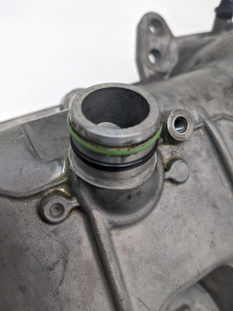 PORSCHE CAYENNE 15-18 RIGHT ENGINE VALVE CYLINDER HEAD COVER 94610513545 R24