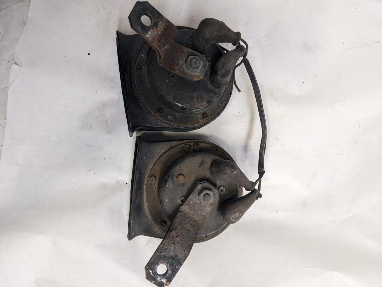 PORSCHE 84-91 944 LOW PITCH TONE ELECTRIC HORN SIREN MIXO TR129 PAIR #2 USED R21